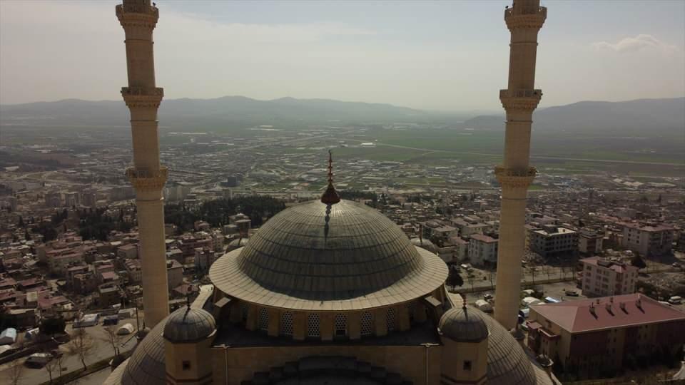 <p><strong>- "Az hasarlı" olduğu belirlendi</strong></p>

<p>"Az hasarlı" olduğunu belirlenen cami, tedbir amaçlı ibadete kapatıldı. Sadece ezan okunan camiyle ilgili karar, detaylı incelemelerin ardından belli olacak.</p>

<p> </p>
