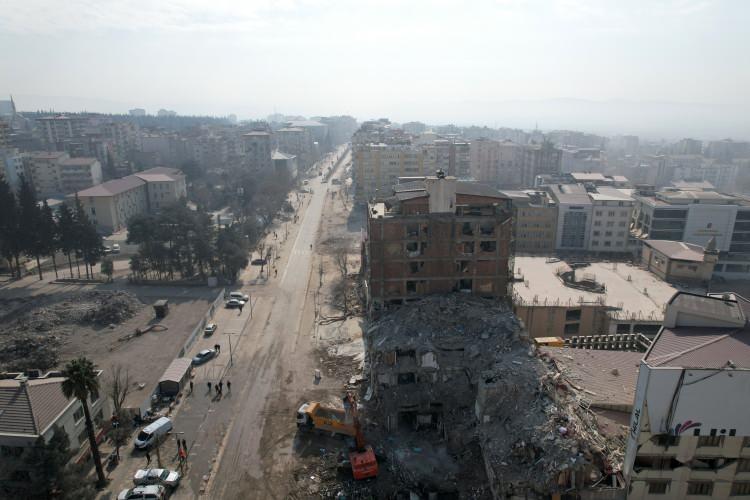 <p>Binanın etrafındaki birçok yapının kullanılamaz hale gelip, tamamına yakınının da yıkıldığı görüldü. Daha önce çürük raporu verilen binanın depremde ağır hasar aldığı ve yıkılacağı öğrenildi.</p>