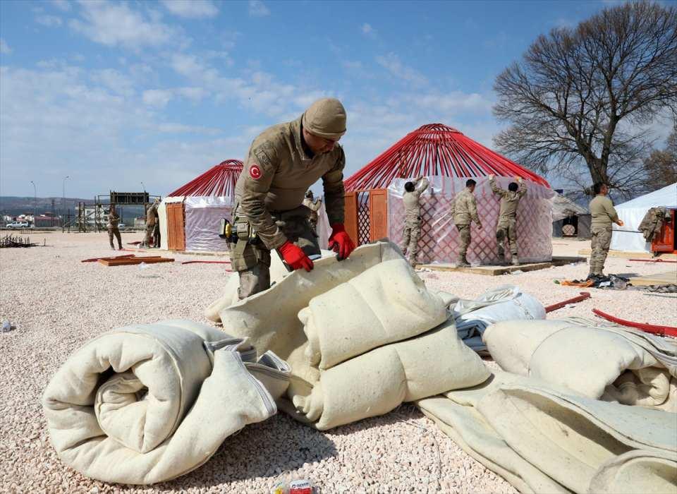 <p>Okçular Vakfı gönüllülerinden Selçuk Diyarbekir, AA muhabirine, iki hafta önce çadırları kurmaya başladıklarını bildirdi. Çadırların Malazgirt ve Ahlat'taki oba alanından sökülüp getirildiğini belirten Diyarbekir, "Hem alt ahşaplarının çakılma işlemi hem de çadırların izolasyonları yapılıyor. Şu an toplam 100 çadır var burada. Yaklaşık 600-700 kişinin konaklaması mümkün olacak. </p>
