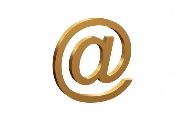 <p>Ağırlık sembolü olarak ortaya çıkan bir diğer sembol de elektronik postaların vazgeçilmezi '@' işareti.</p>
<p> </p>
<p>İlk olarak 16. yüzyılda İspanya'da bir ağırlık ölçü birimi olan Arroba'nın kısaltması olarak kullanıma giren sembolü, o dönemden kalma ticari yazışma ve tüccar kayıtlarında görmek mümkün.</p>
<p>Sembol daha sonra yer bildirimi olarak görev görmeye başlamış.</p>
<p>Elektronik postalarda da '@' sembolü adresin bulunduğu servis sağlayıcıya işaret ediyor.</p>