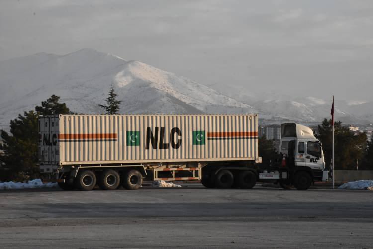 <p>Pakistan, depremden birkaç saat sonra arama kurtarma ekiplerinin yanı sıra kışa dayanıklı çadır, battaniye ve ilaç gibi insani yardım malzemelerini Türkiye'ye göndermek için harekete geçti.</p>