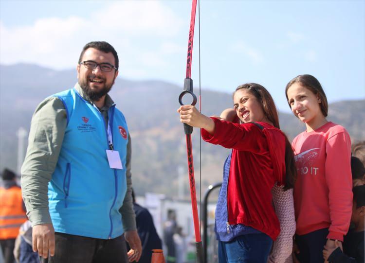 <p>Eviş, 4-6 yaşındaki çocukları hem eğlendirdiklerine hem de eğitici çalışmalar yaptıklarına işaret ederek, şunları kaydetti:</p>

<p>"Doğruluk, dürüstlük, adalet gibi ders saatlerimiz var. Çocuklarımızı burada tekrar hayata adapte etme adına, psikolojik olarak hayata hazırlama adına hocalarımız çok güzel hizmetler veriyor. Çocuklarımız çok etkilenmişler, çok tedirginler. Bazen çocuğun saçını okşamaya çalışıyorsun titriyor. Kurslarımıza katılan çocuklar üzerlerindeki ürkekliği atmaya başlamış."</p>
