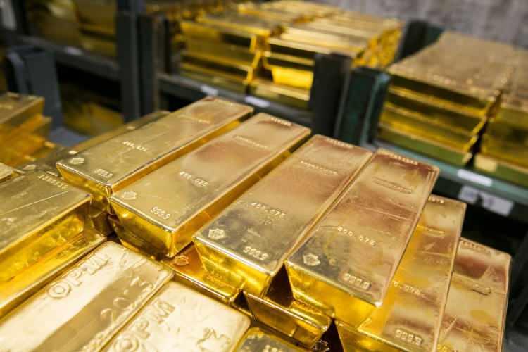 <p>Doların alım gücünün zayıflığının yanı sıra Fed’in izlediği şahin politikaları gevşetmesi, faiz artırımının hız kesmesi ve küresel risk iştahının durumunda altın fiyatlarının daha da ivmeleneceğine dikkat çekilen raporda, altının bu yıl ons bazında yeniden 2000 doları aşarak, yeni bir rekor seviye kaydetmesinin beklendiği vurgulandı.</p>