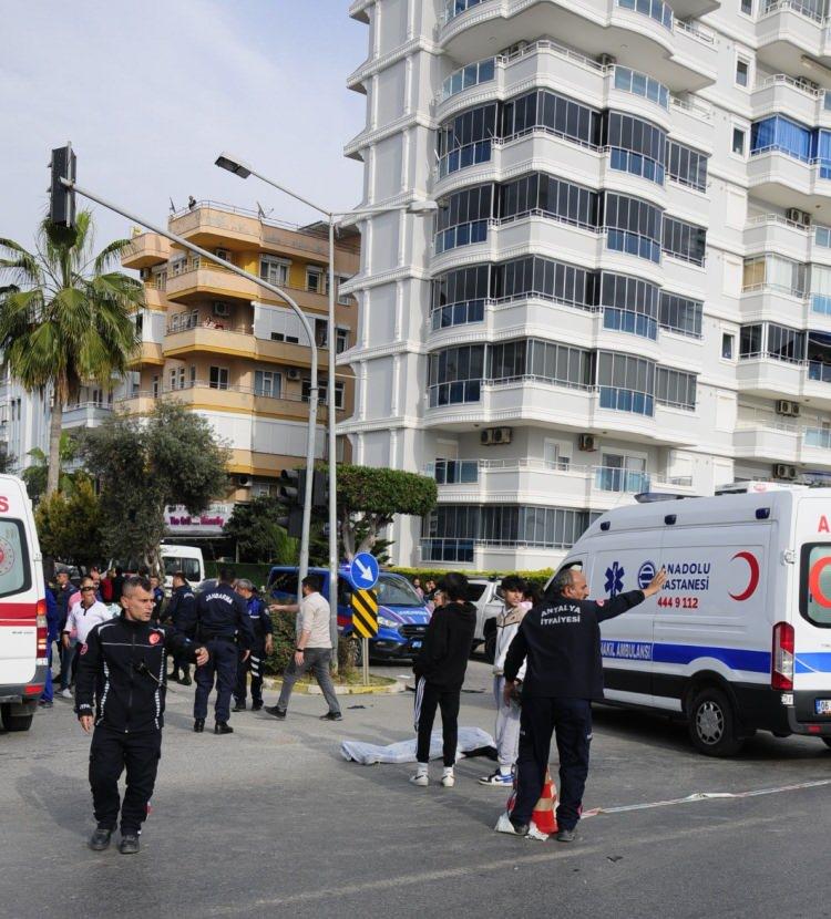 <p>Sağlık ekipleri, yaralılar Başak Güler (21), Ali Can Güler (23), Ahmet Çınar Zan, Emin Zan, Fulya Zan ve Melis Bade Zan'ı ilçedeki hastanelere kaldırdı.</p>
