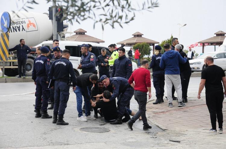 <p><strong>SÜRÜCÜ GÖZALTINA ALINDI</strong></p>

<p> </p>

<p>Kazada hayatını kaybeden ve yaralananların Kahramanmaraş merkezli depremlerin ardından Hatay'dan Alanya'ya geldikleri öğrenilirken, hafif ticari araç sürücüsü T.E. jandarma ekiplerince gözaltına alındı.</p>
