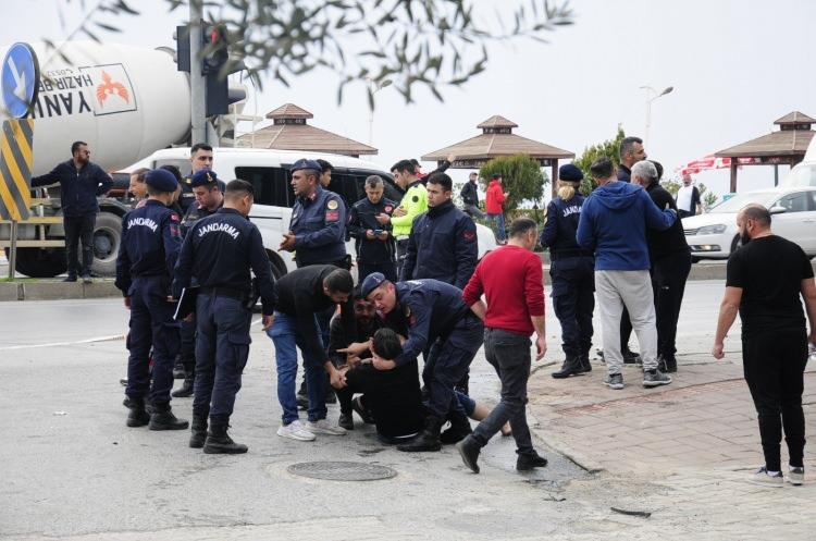 <p><strong>'KADER ONLARI ORADA YAKALADI'</strong></p>

<p> </p>

<p>Kazada hayatını kaybeden ve yaralananların, Kahramanmaraş merkezli depremlerin ardından Hatay'dan Alanya'ya gelen afetzedeler olduğu belirtildi. Kazada yaralanan depremzedeler Emin Zan, Çınar Zan, Fulya Zan ile Melis Bade Zan'ın, eski milli futbolcu Gökhan Zan'ın kuzeninin ailesi olduğu öğrenildi.</p>
