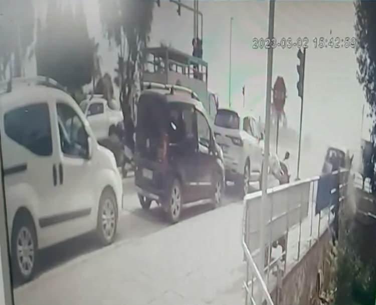 <p>Etrafa savrulan araçlardan bir tanesinin kaldırımda yürüyen yayalara çarpması da görüntülere yansıdı.</p>
