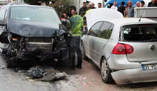 <p>Alanya'da, hafif ticari araç ile otomobilin çarpıştığı kaza sonucu 3 kişi öldü, 4 kişi yaralandı. Ölü ve yaralıların kısa bir süre önce Hatay'ın Defne ilçesinden Alanya'ya konaklamaya gelen depremzede aile olduğu öğrenildi.</p>
