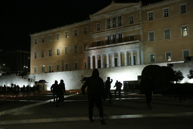 <p>Yunanistan'ın başkenti Atina'nın merkezindeki Propilea'dan yürüyüşe başlayan eylemciler, parlamento binasının önünde yere oturarak kazada ölenler için bir dakika sessiz bekledi.</p>
