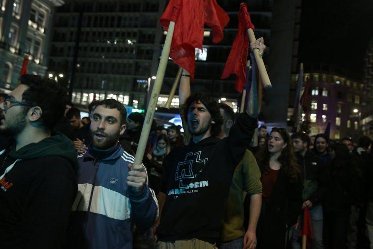 <p>Sessiz eylemin ardından, bir grup protestocu polise taş ve molotofkokteyli attı. Polis, eylemcilere biber gazı ile karşılık verdi.</p>