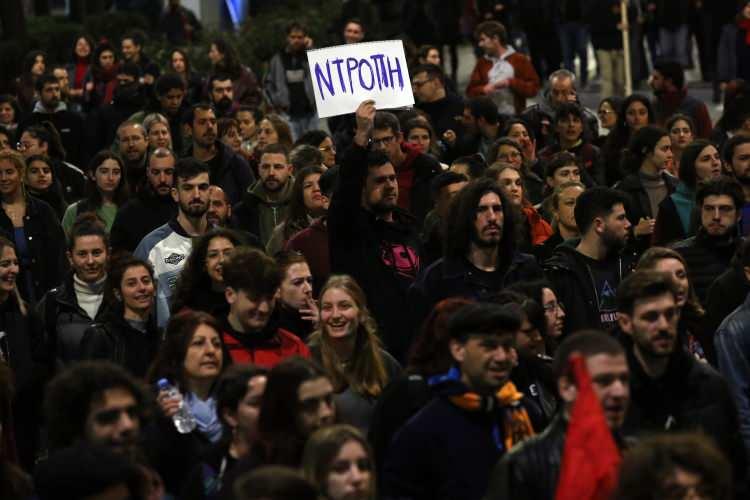 <p>Yunan Devlet Televizyonu Ert’in haberine göre, olaylarda 5 polis yaralandı, 4 eylemci gözaltına alındı.</p>
