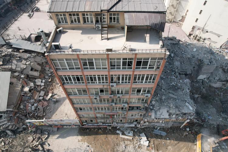 <div>Yaklaşık iki yıl önce çürük raporu verilerek tahliye edilip taşınan bina, Kahramanmaraş depreminde yıkılmadı.</div>

<div> </div>

<div> </div>
