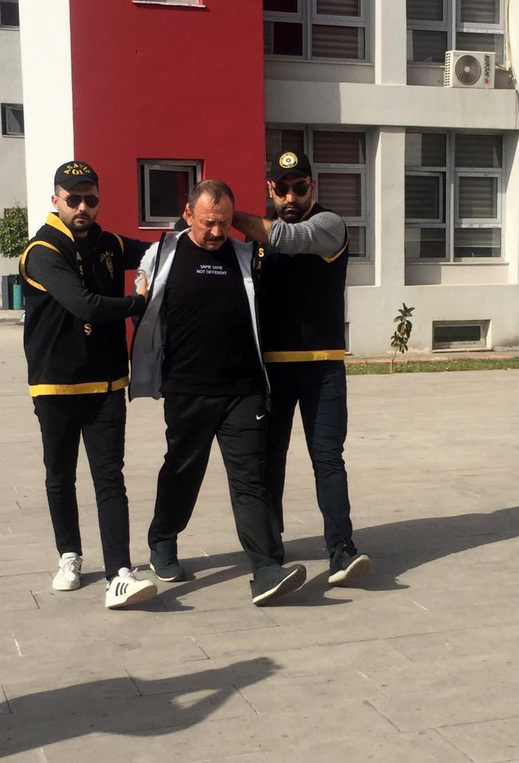 <p><strong>BABA GÖZALTINA ALINMIŞTI</strong></p>
<p> </p>
<p>Otomobil, hayatını kaybeden kızın babası Mehmet D.'ye (49) ait çıktı. Polis, şüpheli babayı Sarıçam ilçesindeki evine baskın yaparak yakaladı. Zanlı, emniyete getirilerek sorguya alındı. </p>