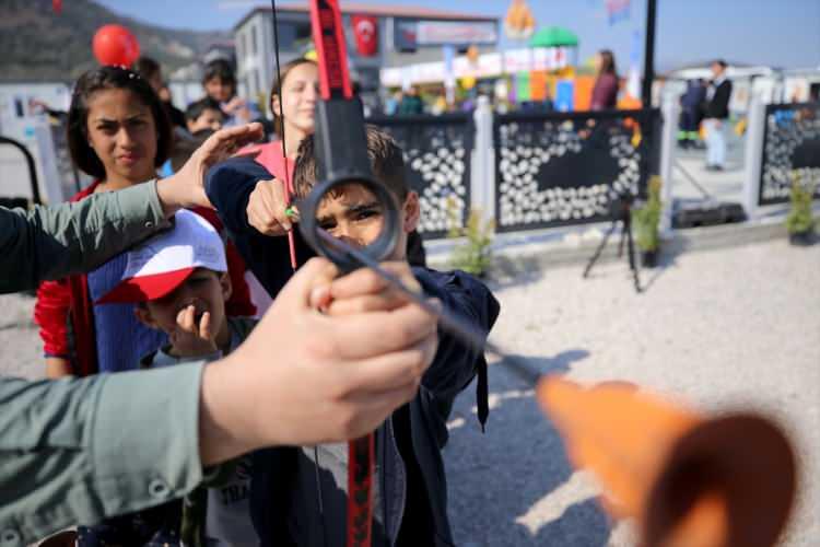 <p>Dönüşümlü olarak çalışan din görevlileri, depremzede çocuklar için eğitimlerin yanı sıra okçuluk, yüz boyama, zeka oyunları gibi çeşitli etkinlikler düzenliyor. Faaliyetlere günde yaklaşık 350 çocuk katılıyor.</p>
