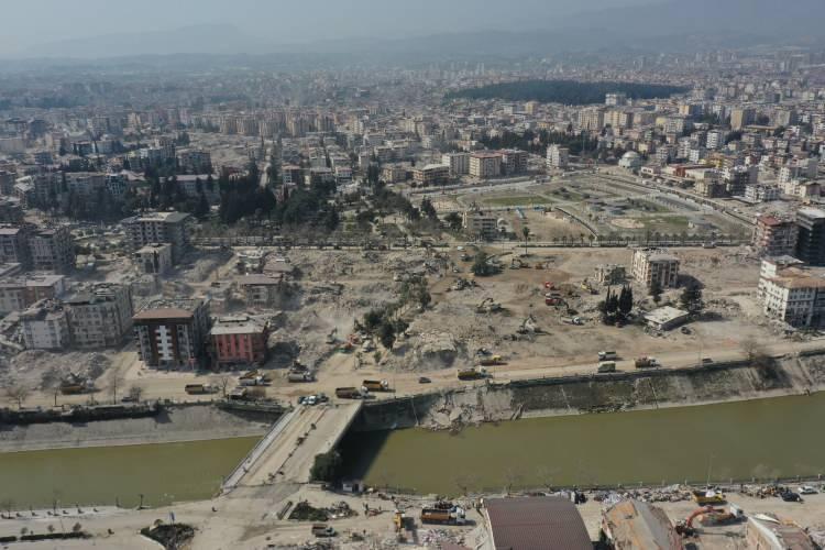 <p>Moloz yığınlarının ağırlıklı olarak beton, çelik ve diğer inşaat malzemelerinden oluştuğu ve Washington’un yarısını kaplamaya yetecek boyutta olduğu belirtildi.</p>
