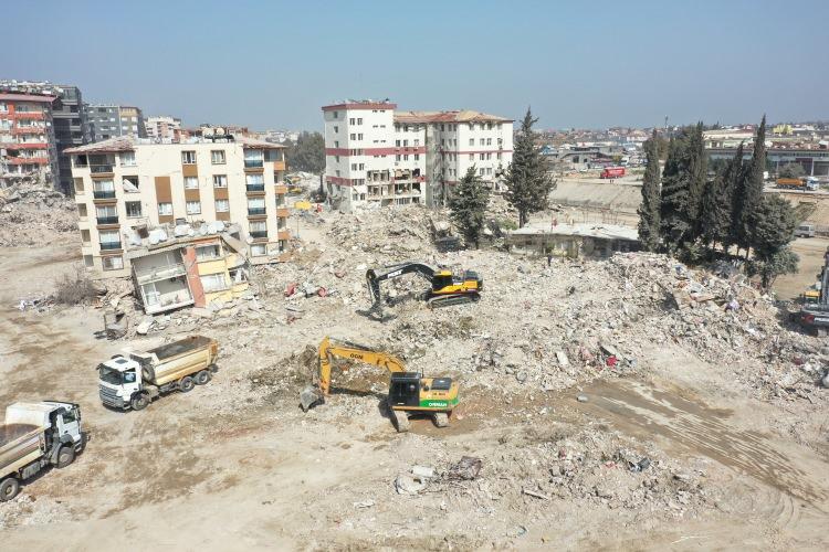 <p>Son dönemde yaşanan doğal afetleri mercek altına alan Washington Post benzer büyüklükte bir yıkımın en son 2015 yılında Nepal'de gerçekleştiğini ve söz konusu depremin 27 milyon metreküp enkaz oluşturduğu belirtti.</p>
