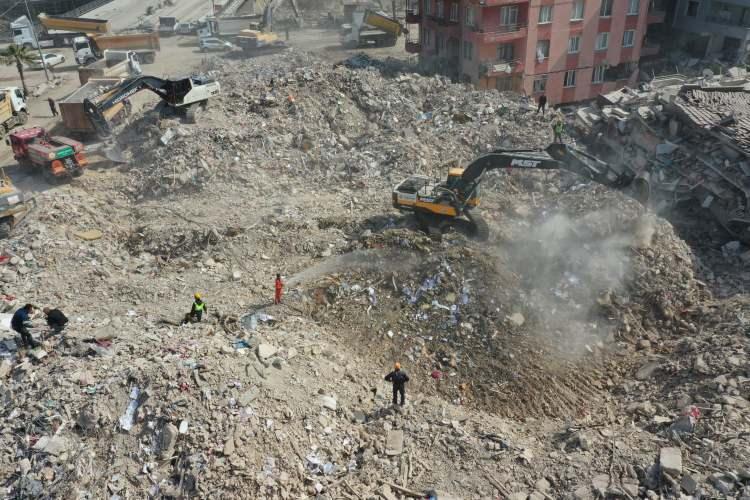 <p>2010 yılında Haiti'de meydana gelen depremden geriye 10 milyon metreküp enkaz kaldığını yazan gazete haberde “Son depremler, 2010 yılında Haiti'yi yerle bir eden depremden 10 kat daha fazla enkaz bıraktı.” İfadelerine yer verdi. </p>
