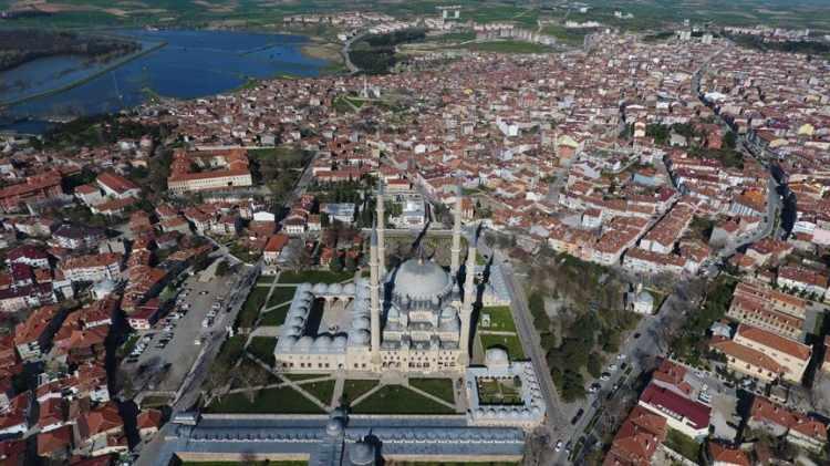 <p>İstanbul'da yaşayan çok sayıda vatandaş, Edirne ve Kırklareli'nden arsa ve ev almaya ya da kiralamaya başladı. </p>
