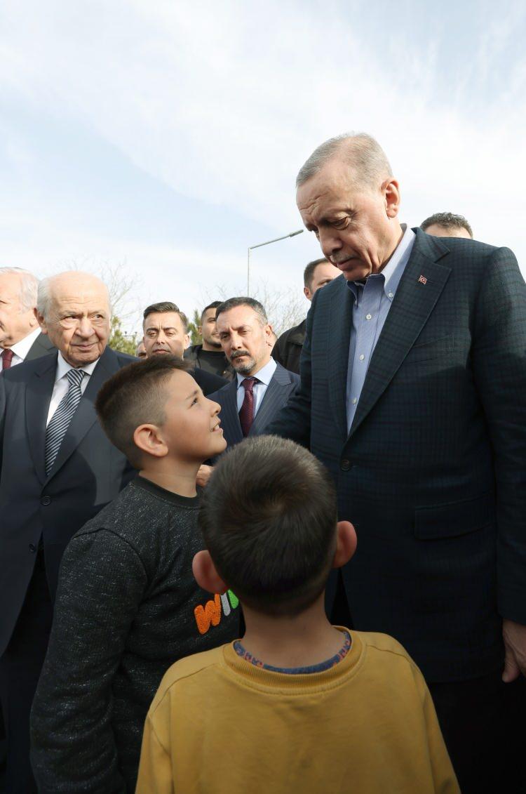 <p>Cumhurbaşkanı Recep Tayyip Erdoğan ve MHP Genel Başkanı Devlet Bahçeli, Kahramanmaraş'ın Afşin ilçesinde depremzedeleri ziyaret etti.</p>
