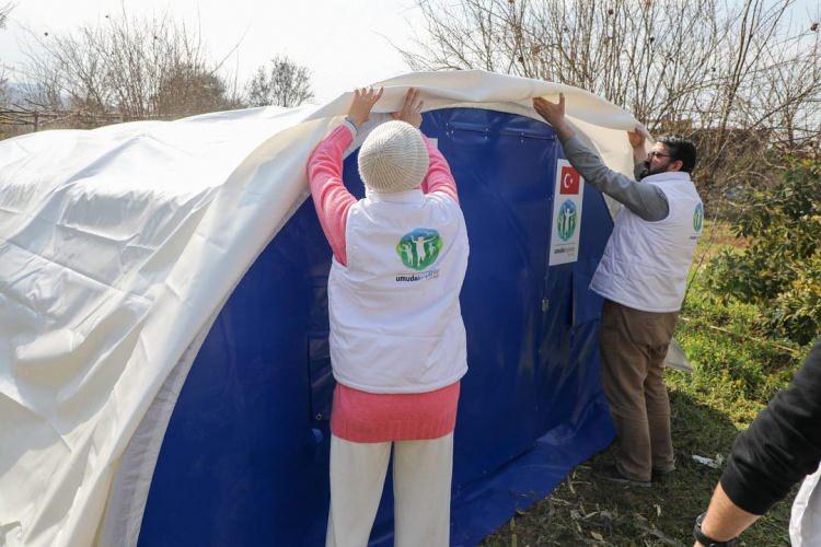 <p><strong>Kendi kurduğu derneğinden ekibi ile yola çıkan ve Kızılay ile koordineli olarak çalışan Gamze Özçelik, duygularını şöyle ifade etti: </strong></p>