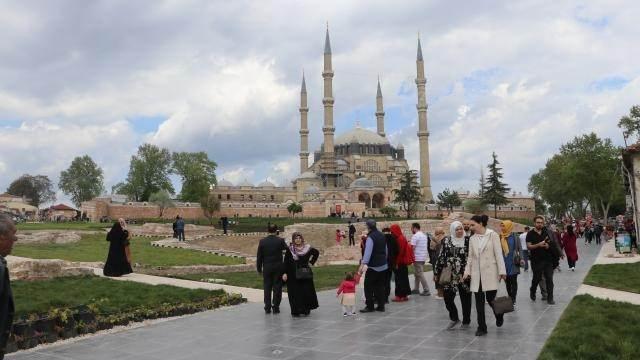 <p>Başpınar göç alan illerde sosyoekonomik durumların değişeceğini ifade ederek, yaşlı nüfusa sahip Kırklareli ve Edirne'nin bu anlamdaki durumunun değişebileceğini vurguladı.</p>
