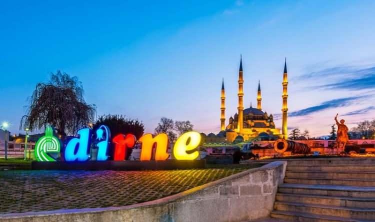 <p> Bölgemize doğru bir göç başladı. Geçmişte olmayan bir hareketlilik gözlüyoruz son 20 günde İstanbul'dan kentimize yerleşmek isteyen yaklaşık 2 bin kişiye ev ve arsa satıldı." diye konuştu.</p>