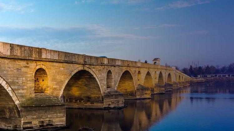 <p>Edirne Ticaret Odası Başkanı Sezai Irmak ise başta deprem bölgelerinden olmak üzere deprem tehlikesi altındaki illerden güvenli şehirlere göç başladığını belirtti.</p>