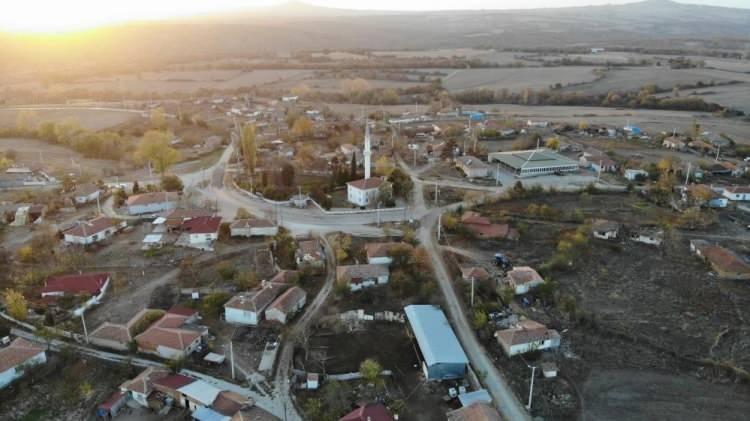 <p>Irmak, gelecek yıl yapımı tamamlanacak hızlı trenin faaliyete alınmasıyla Edirne'ye yerleşenlerin İstanbul'daki işlerine sabah gidip akşam gelmeyi tercih edebileceklerini sözlerine ekledi.</p>