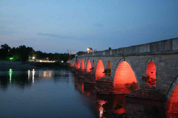 <p>İstanbul, Bursa, Kocaeli gibi illerden gelen vatandaşların özellikle Edirne'de müstakil ev yapabilecekleri arsa aradıklarına değinen Çeker,</p>