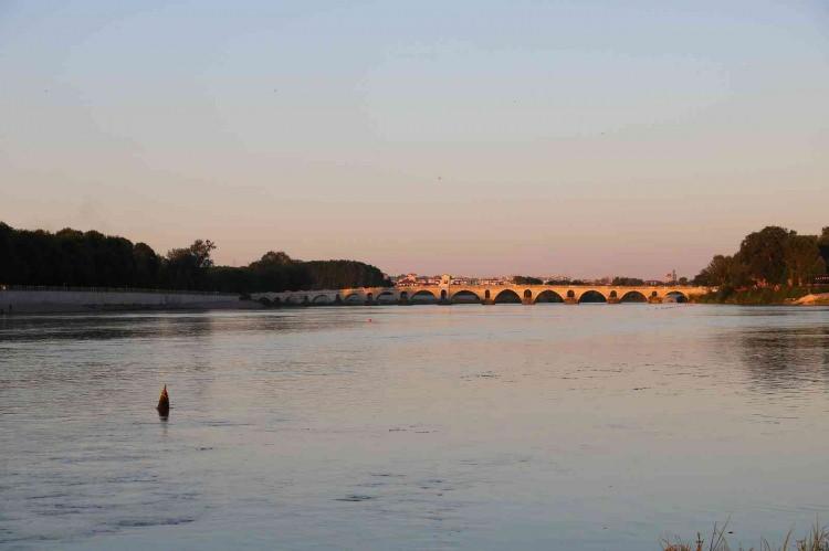 <p>Depremden sonra Edirne'ye arsa satışlarında gözle görünür yoğunluk yaşadıklarını anlatan Çeker, "Depremden sonra özellikle İstanbul başta olmak üzere Marmara bölgesinden gelen yaklaşık 300 arsa ve daire satışı yapıldı." dedi.</p>
