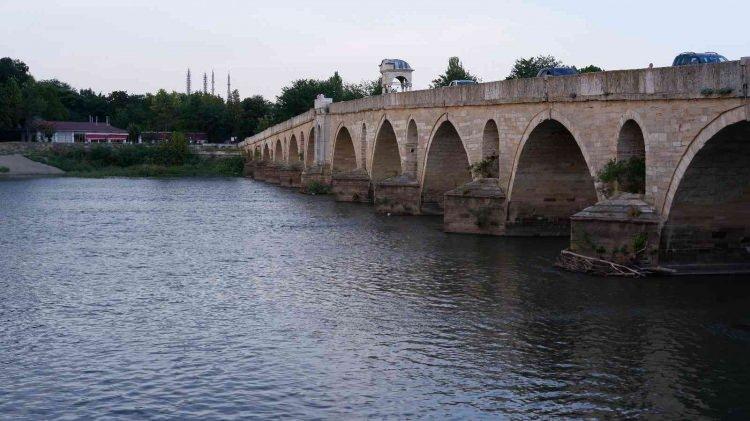 <p>Çeker, son günlerde ev ve özellikle arsalara olan talep nedeniyle fiyatların yükseldiğini anlatarak, </p>
