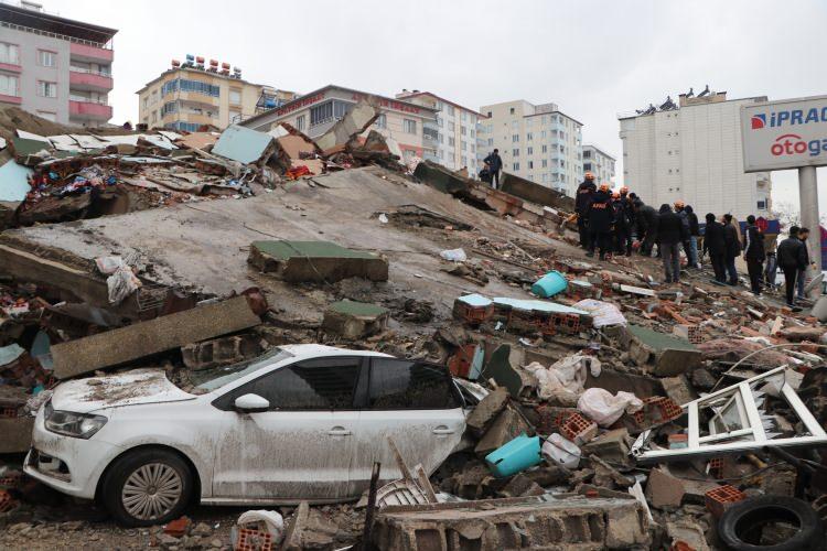 <p>6 Şubat'ta meydana gelen Kahramamaraş merkezli 7,7 ve 7,6 büyüklüğündeki depremlerin ardından beklenen İstanbul depremi tekrar gündeme geldi. Çok sayıda deprem uzmanı İstanbul depremine ilişkin tahminlerini açıklarken, İstanbullular bir sorunun cevabını araştırmaya başladı. </p>

<p> </p>
