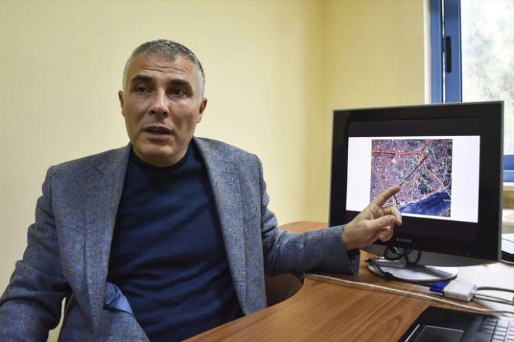<p><strong>"FAY KARADAN GEÇMEDİĞİ İÇİN METROLARDA YARILMA OLUŞMAZ"</strong><br />
Haber Global'den Şifa Kaymak'ın görüştüğü Yıldız Teknik Üniversitesi Ulaştırma Anabilim Dalı Öğretim Üyesi Prof. Dr. Halit Özen deprem sonrasına dikkat çekerek <strong>"Fay hattı karadan geçmediği için metrolarda bir ayrık, yarılma oluşturmaz. Metroların tasarımı yapılırken 8 şiddetine kadar dayanıklı olarak yapılıyor. Deprem esnasında çıkış istikametine doğru trenin içindeki sayıyı boşaltmak gerekir. Asıl mesele deprem meydana geldikten sonraki süreç sonrası 15 gün biz metroları kullanamayacağız. Onların bakım ve kontrolü yapılacak. Toplu taşıma otobüs ve minibüs hattı ile sağlanacak. Bunların iyi organize edilmesi gerekiyor. Ulaşımın kontrollü olarak sağlanması lazım"</strong> ifadelerini kullandı. </p>
<p> </p>
