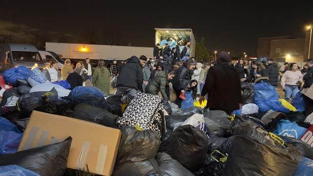 <p>T&uuml;rklerin geniş katılımı ve Hollandalıların destekleriyle 2 bin 200 jenerat&ouml;r, 19 bin ısıtıcı, 816 &ccedil;adır, 32 bin battaniye, 620 ton giyecek, 231 ton tıbbi malzeme toplandı.&nbsp;</p>
