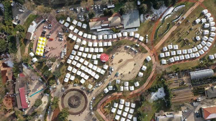 <p>200 tonun &uuml;zerinde yardım malzemesi toplanıp b&ouml;lgelere sevk edilirken, Suriye'de ve T&uuml;rkiye'de kurulmak &uuml;zere 3 bin konteyner ev tahsis edildi.</p>
