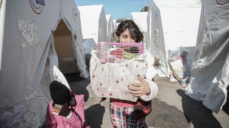 <p>Her iki &uuml;lkedeki depremzedeler adına 93,5 milyon dolar nakdi yardımda bulunan S. Arabistan, 12 kargo u&ccedil;ağıyla s&uuml;rece dahil oldu.</p>
