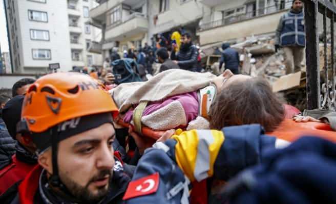 <p>Kuzey Kıbrıs, ayni ve nakdi yardımlarının dışında depremin akut d&ouml;neminde 249 kişilik arama kurtarma ekibi ve 132 iş makinesi ile sahada organize oldu.</p>
