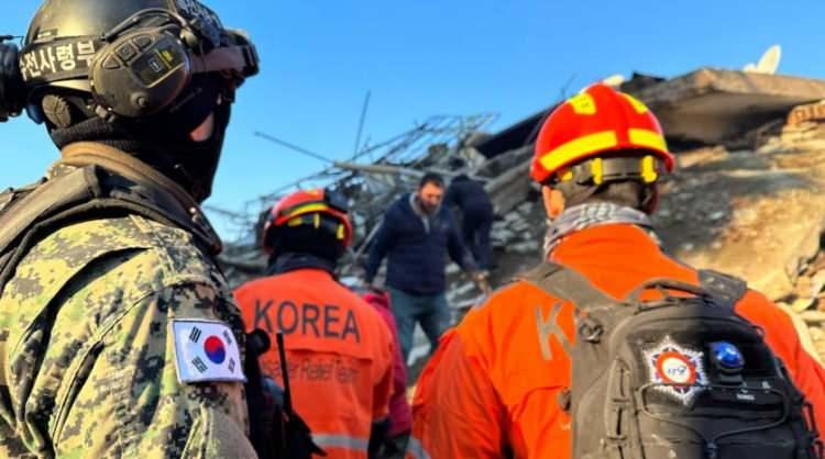 <p>5 milyon dolarlık nakdi yardım yapan G. Kore, KC-330 Tanker Nakliye U&ccedil;ağı ile tıbbi malzemeleri b&ouml;lgeye yolladı.</p>
