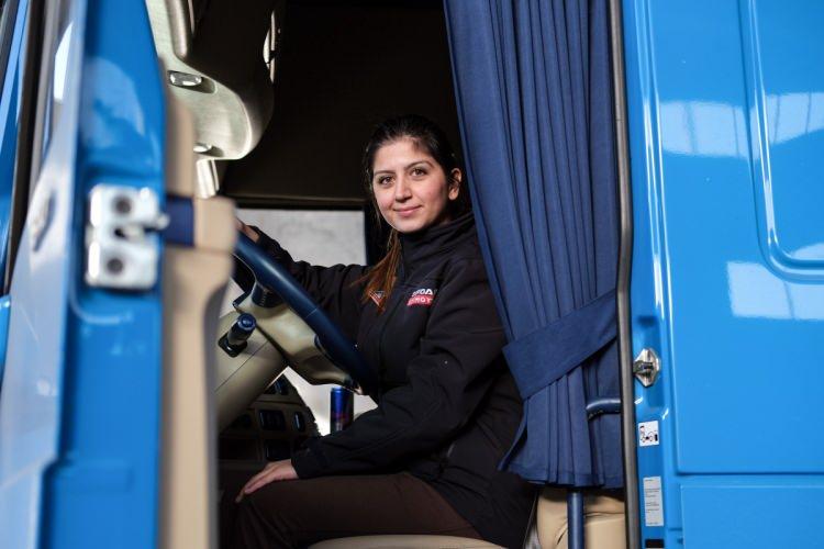 <p>Fransa'da yaşayan G&uuml;lfem Zengin adında 24 yaşındaki bir gurbet&ccedil;i, kendi tırıyla Kahramanmaraş'a yardım getirdi. 4 bin 300 kilometrelik yolu tek başına &ccedil;eken Zengin, kıyafet ve tıbbi malzemeden oluşma tırını Kahramanmaraş'ta indirdi.</p>
