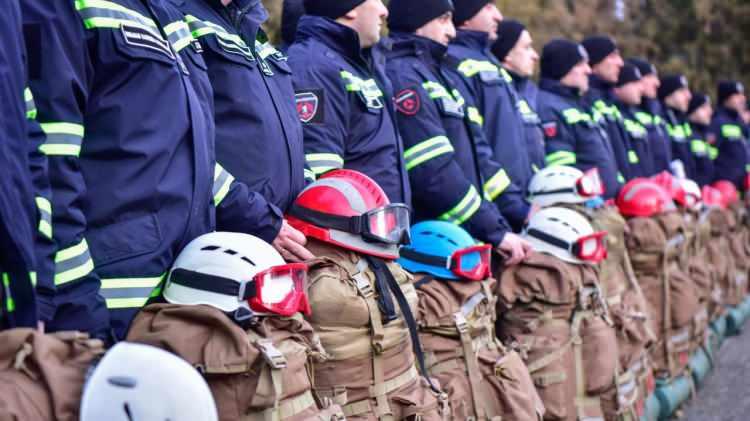 <p><strong>G&uuml;rcistan</strong></p>

<p>Arama-kurtarma personeli: 193</p>

<p>İnsani yardım: 100 ton</p>

<p>İnsani yardım: 38 TIR</p>
