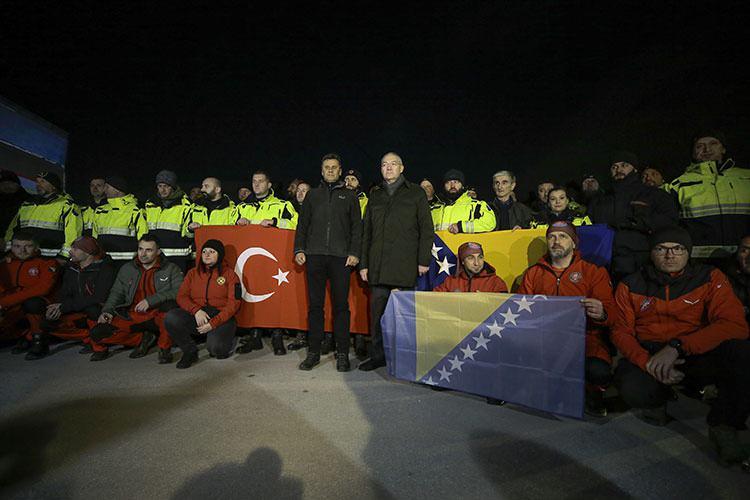 <p><strong>Bosna Hersek</strong></p>

<p>Arama-kurtarma personeli: 234</p>

<p>Nakdi yardım: 500 bin euro</p>

<p>İnsani yardım: 26 ton</p>
