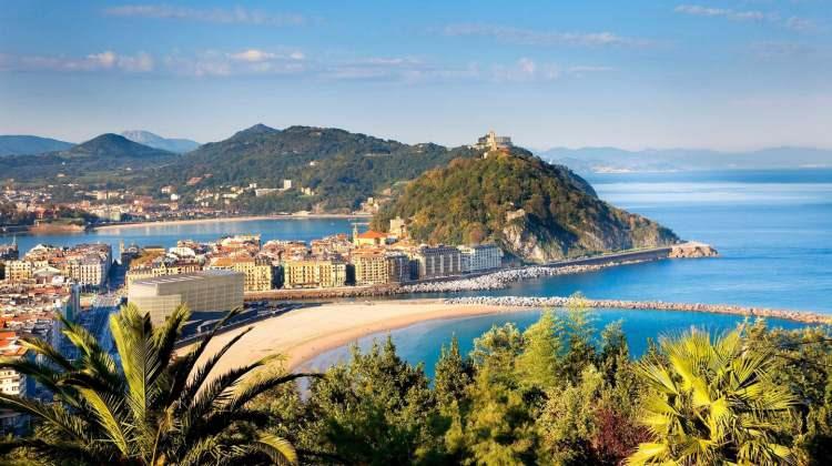 <p><span style="color:#800000"><strong>4. La Concha Beach, İspanya</strong></span></p>