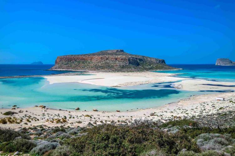 <p><span style="color:#800000"><strong>8. Balos Lagoon, Yunanistan</strong></span></p>