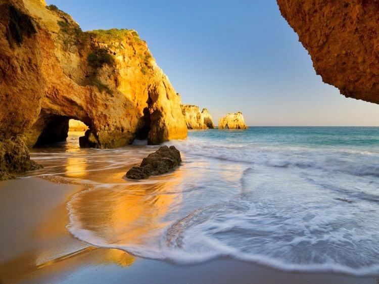 <p><span style="color:#800000"><strong>13. Praia Dos Tres Irmaos, Portekiz</strong></span></p>