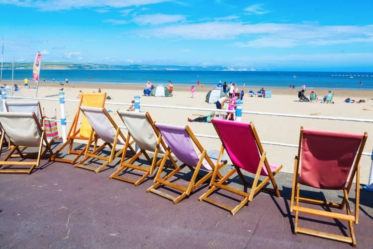 <p><span style="color:#800000"><strong>14. Weymouth Beach, İngiltere</strong></span></p>