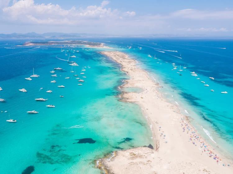 <p><span style="color:#800000"><strong>15. Playa de Ses illetes, İspanya</strong></span></p>