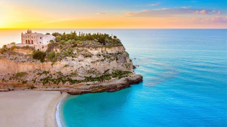 <p><span style="color:#800000"><strong>16. Tropea Beach, İtalya</strong></span></p>