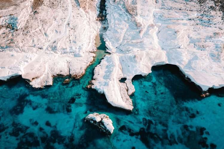 <p><span style="color:#800000"><strong>17. Sarakiniko Plajı, Yunanistan</strong></span></p>