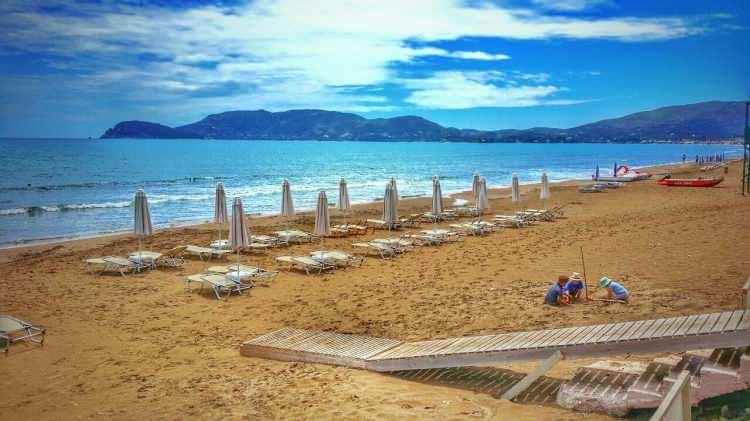 <p><span style="color:#800000"><strong>18. Kalamaki Plajı, Yunanistan</strong></span></p>