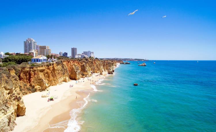 <p><span style="color:#800000"><strong>21. Praia da Rocha, Portekiz</strong></span></p>